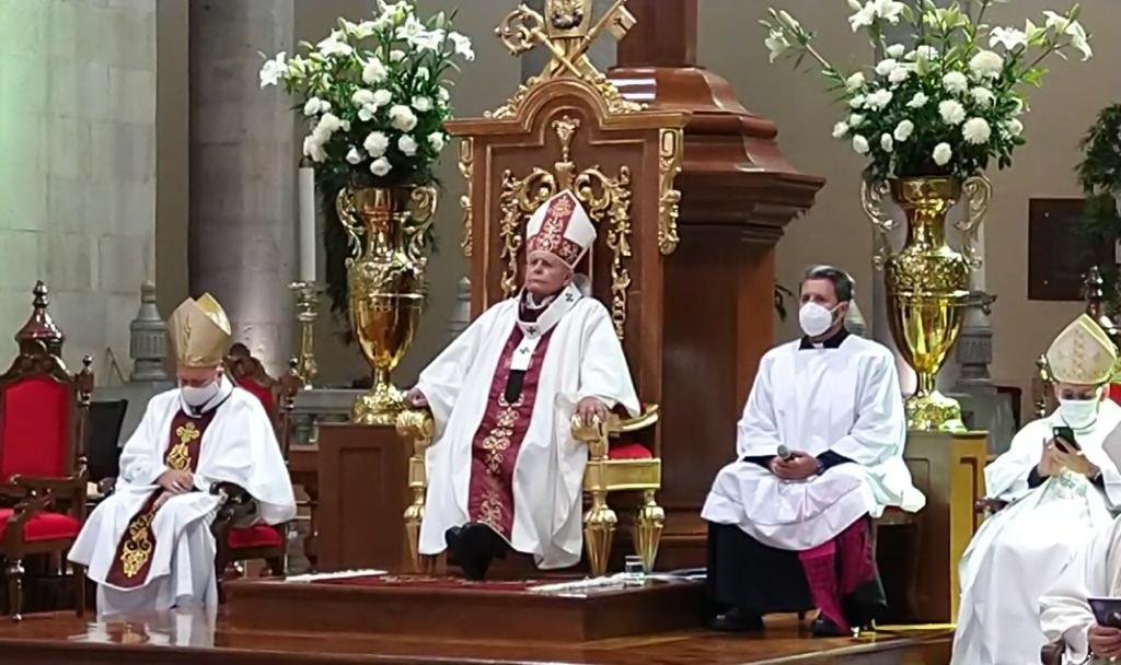 Acompaña Patricia Durán a Monseñor Chavolla en ceremonia de Imposición Del Palio