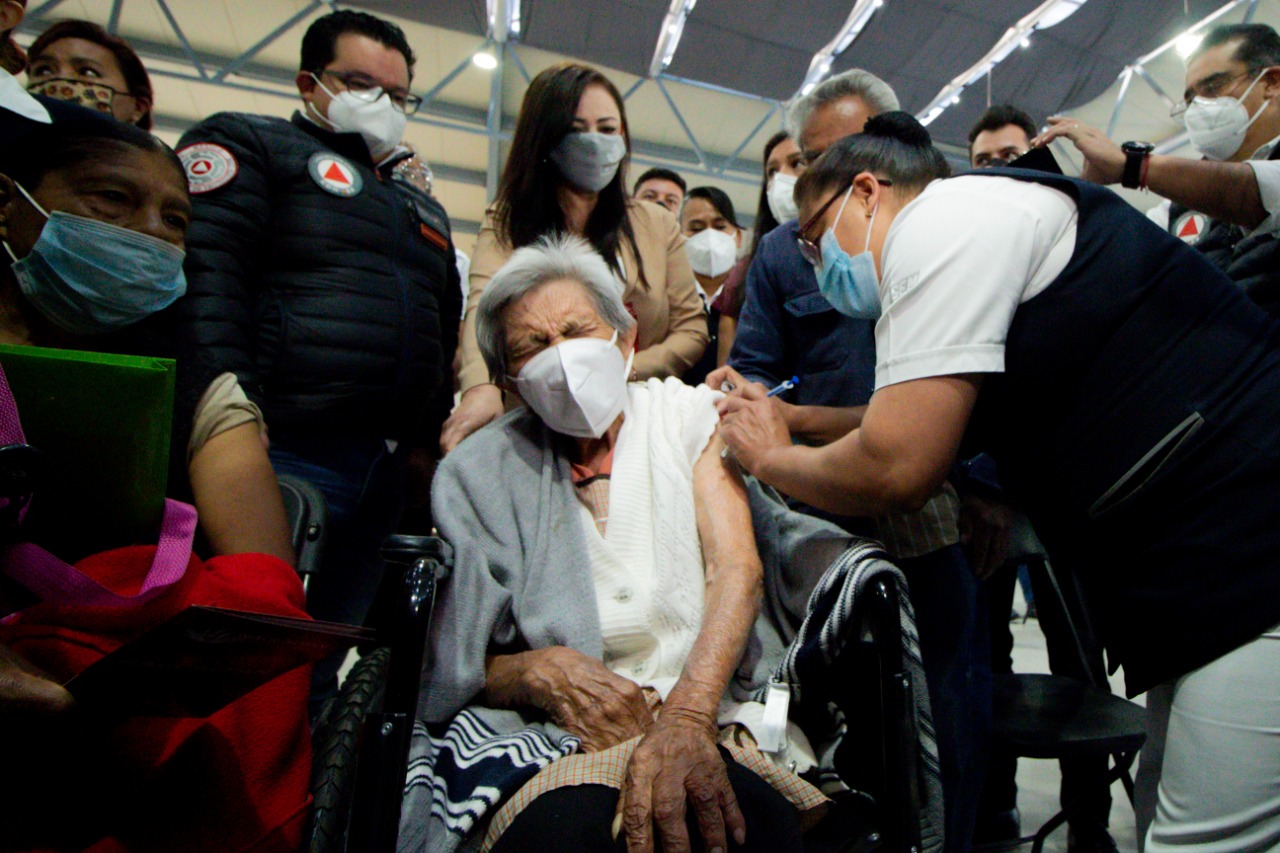 Comienza vacunación en Naucalpan; mujer de 106 años primera en recibir la dosis
