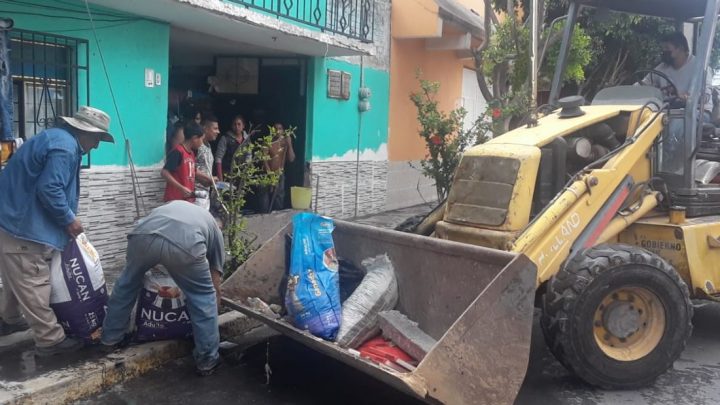 Más de 200 servidores públicos de Neza, participan en labores de limpieza de cisternas y patios tras aguacero