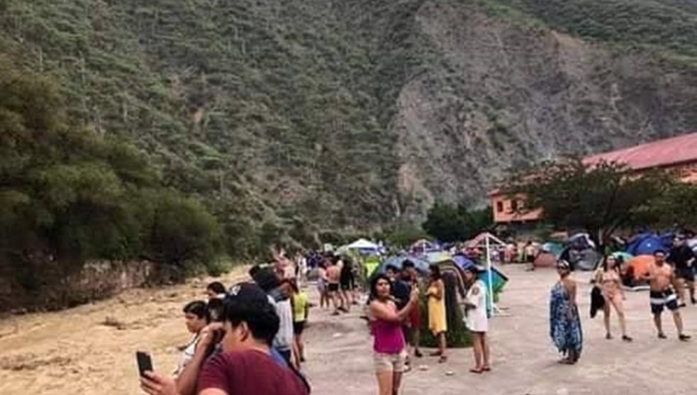Desalojan a 500 turistas de las Grutas de Tolantongo por desbordamiento de río