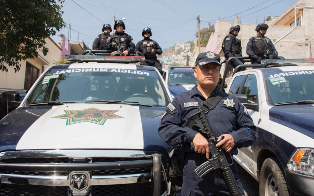 Recupera policía de Tlalnepantla camioneta de empresa de paquetería robada en zona oriente; hay un detenido
