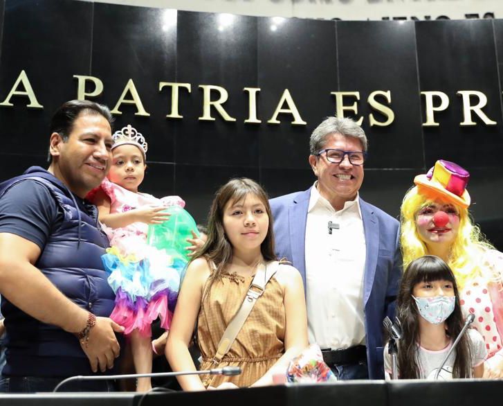 Ricardo Monreal promueve iniciativas para proteger a los menores de edad