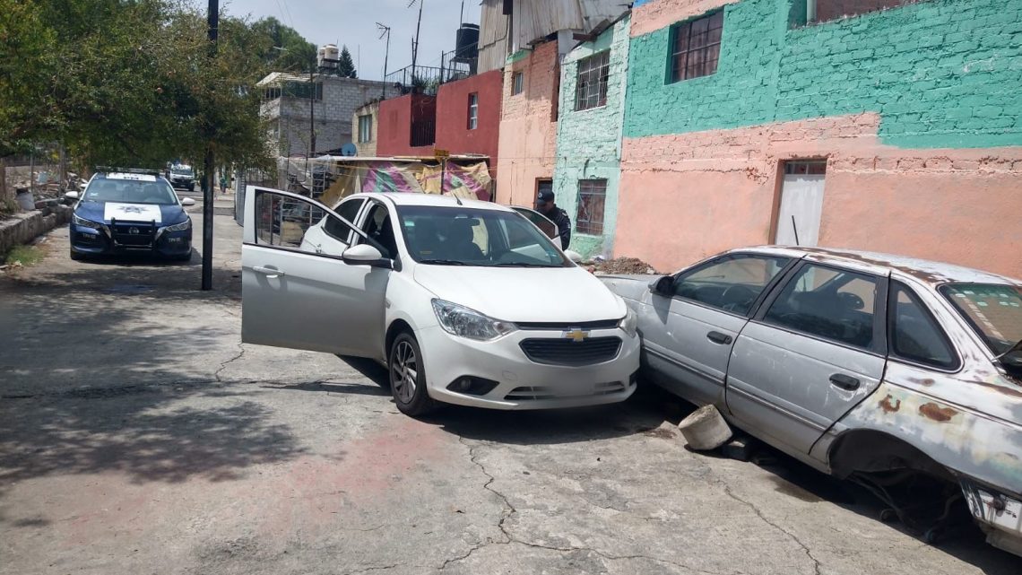 Detienen a mujer por presuntamente robar un vehículo a mano armada y con violencia en Tlalnepantla