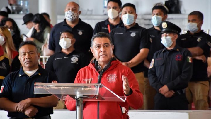 Alcalde de Tlalnepantla se compromete a continuar mejorando las condiciones laborales de bomberos