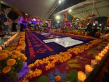 Colocan ofrenda monumental en Tlalnepantla por Día de Muertos