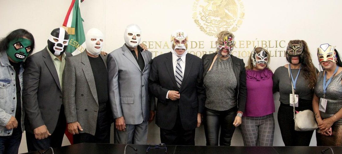 Un día antes de presentarse en la Arena México, Ricardo Monreal recibe máscara con sus iniciales