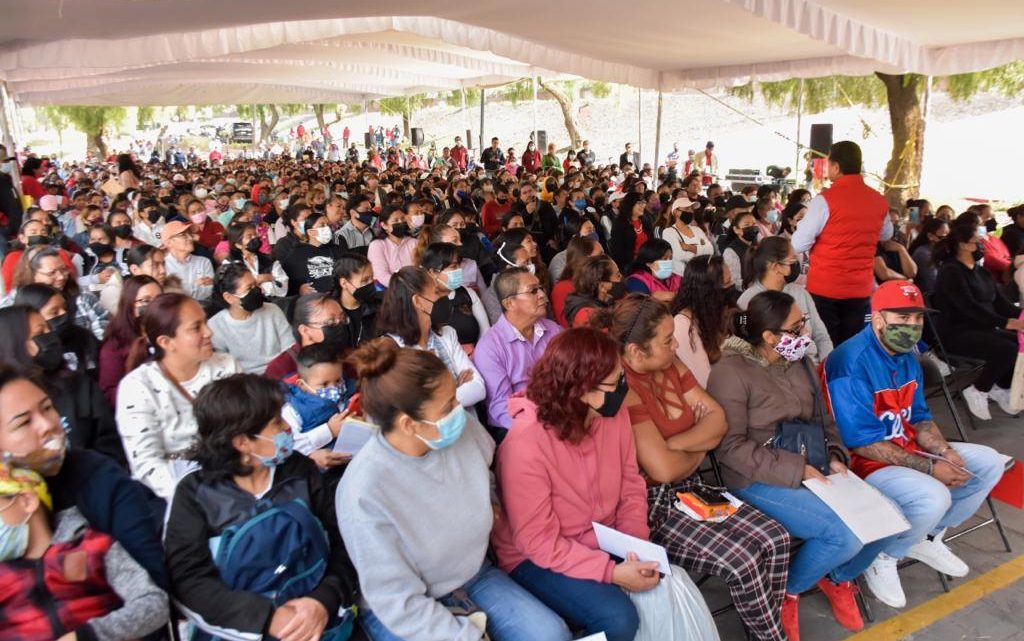 Reciben estudiantes de preescolar a medio superior becas educativas en Tlalnepantla