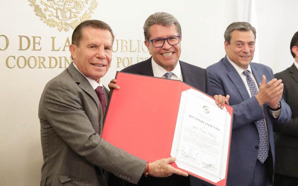 Recibe Julio César Chávez reconocimiento del Senado por ser ejemplo para las nuevas generaciones