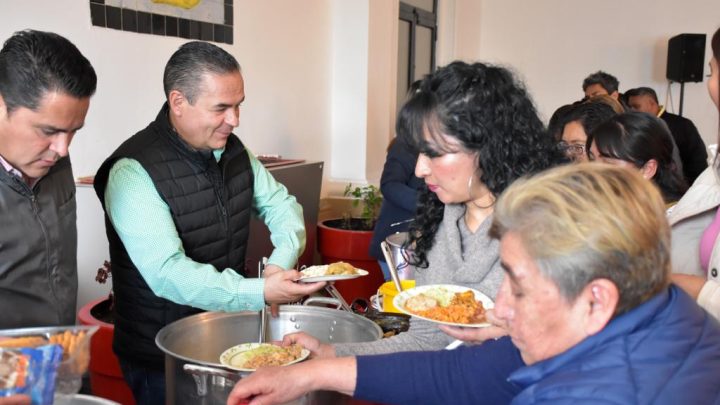 Convive alcalde de Tlalnepantla con personal de comedores comunitarios