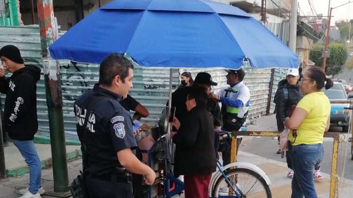 Exhortan autoridades de Tlalnepantla a vendedor de tamales arrollado por camioneta blanca a denunciar agresión