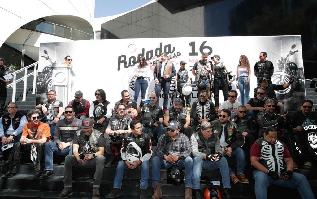 Alejandro Armenta da banderazo de salida a movimiento de motociclistas; realizan labores humanitarias