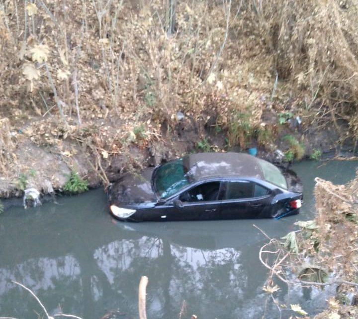 Automóvil cae a río de aguas negras en Valle Ceylan; conductor iba en estado de ebriedad y a exceso de velocidad