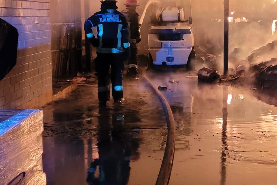 Sofocan bomberos y protección civil incendio en fábrica de Tlalnepantla