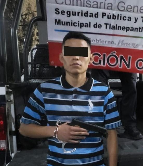 Policía de Tlalnepantla detuvo a dos sujetos quienes habían robado con violencia un vehículo