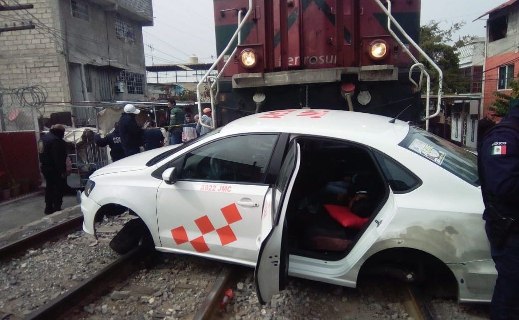 Accidente entre un tren y un taxi en Tlalnepantla deja un muerto y dos personas lesionadas