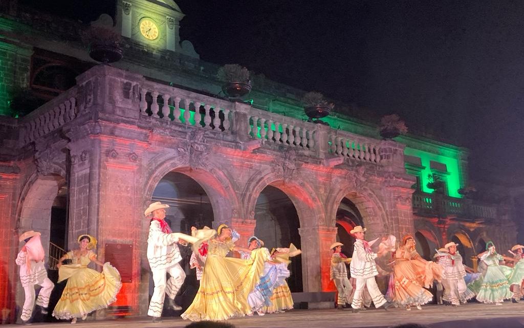 Espectacular presentación del Ballet Folklórico de México en el Castillo de Chapultepec