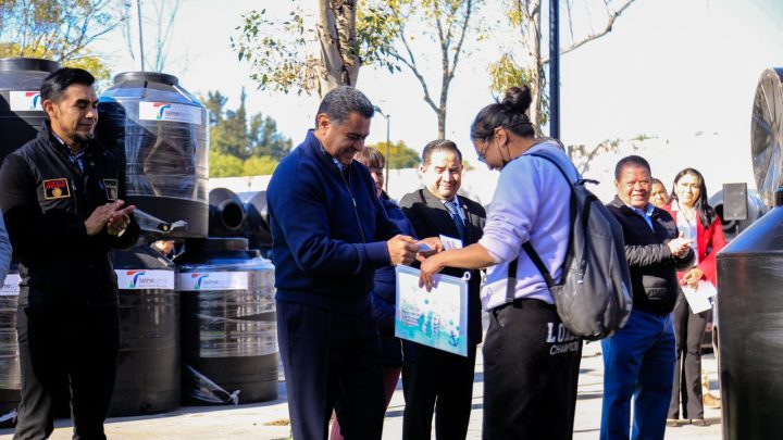 Entrega Gobierno de Tlalnepantla tinacos a familias necesitadas para abastecerse de agua