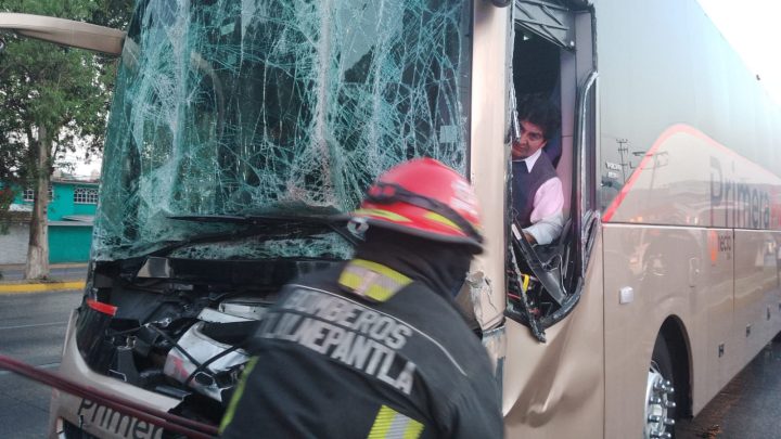 Choque entre tracto camión y autobús de pasajeros deja lesionados en la Reyes Heroles, Tlalnepantla
