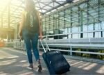 Unos se van, otros vuelven y la maleta ya no viaja con ellos: el nuevo hábito de los viajeros en España