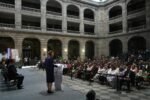 Claudia Sheinbaum anuncia incremento salarial del 9% para las maestras y maestros de México
