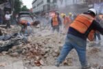 Atiende GCDMX desplome de fachada sobre camión en el Centro Histórico; hay 4 personas afectadas