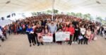 Continúan alcalde Isaac Montoya y Elizabeth Rocha con la entrega de tarjetas de las becas Rita Cetina