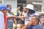 Toca Esthela Damián casa por casa en la colonia la Sabana, Acapulco, en defensa de la soberanía nacional