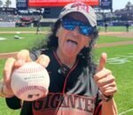 Lanza Alex Lora la primera bola en el Oracle Park de San Francisco, EU