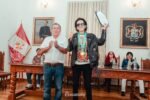 Alex Lora recibe reconocimiento como Huésped Ilustre de la Ciudad de Huánuco