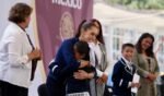 Entrega Sheinbaum tarjetas de la Beca Rita Cetina de uniformes y útiles; Programas para el Bienestar benefician a 32 millones de familias