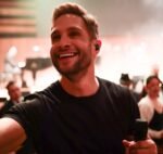 El cantante celebró 19 años de carrera en El Cantoral Una noche inolvidable con éxitos en español e inglés
